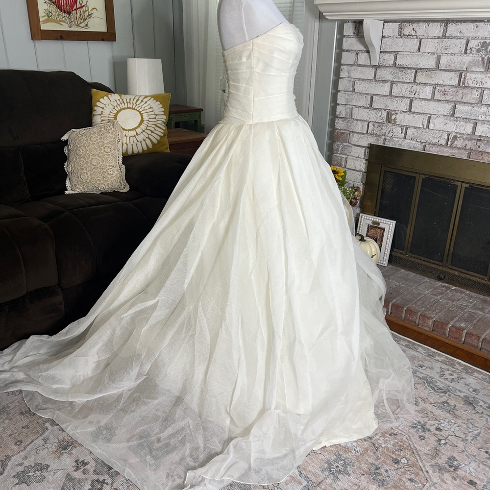 Vera Wang organza sweetheart tulle wedding dress - Picture 10 of 16